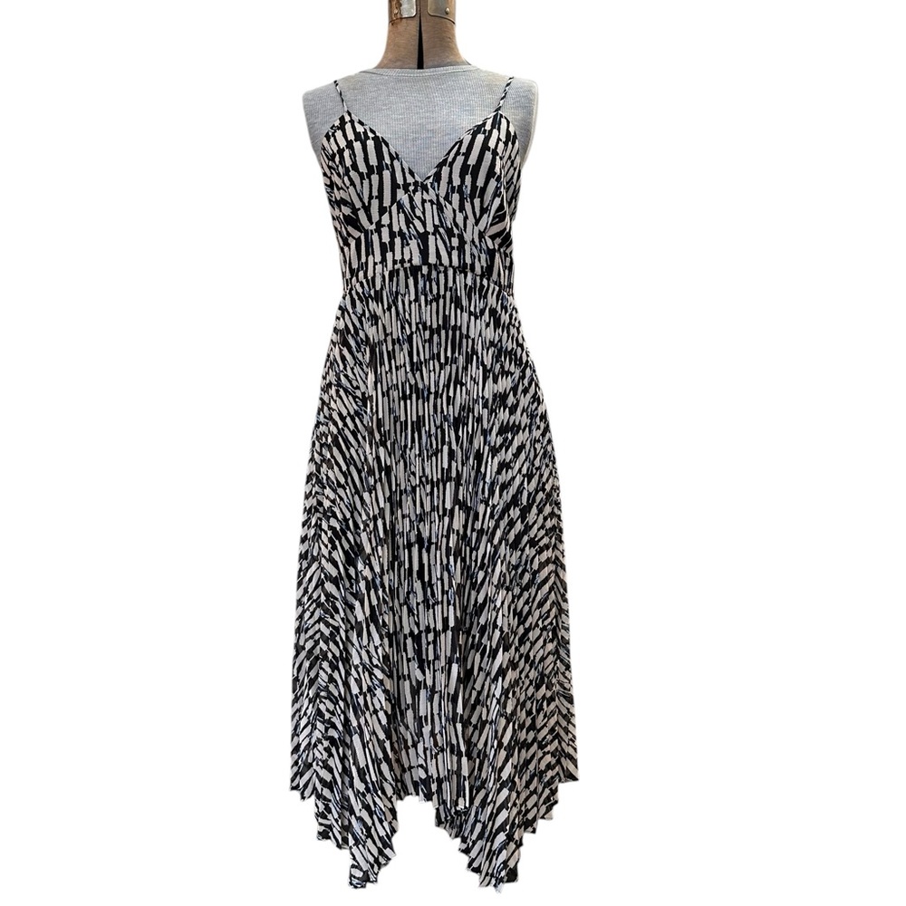 Uniqlo Sleeveless, v-neck, midi, geometric print, asymmetrical hem, full skirt - Picture 1 of 8